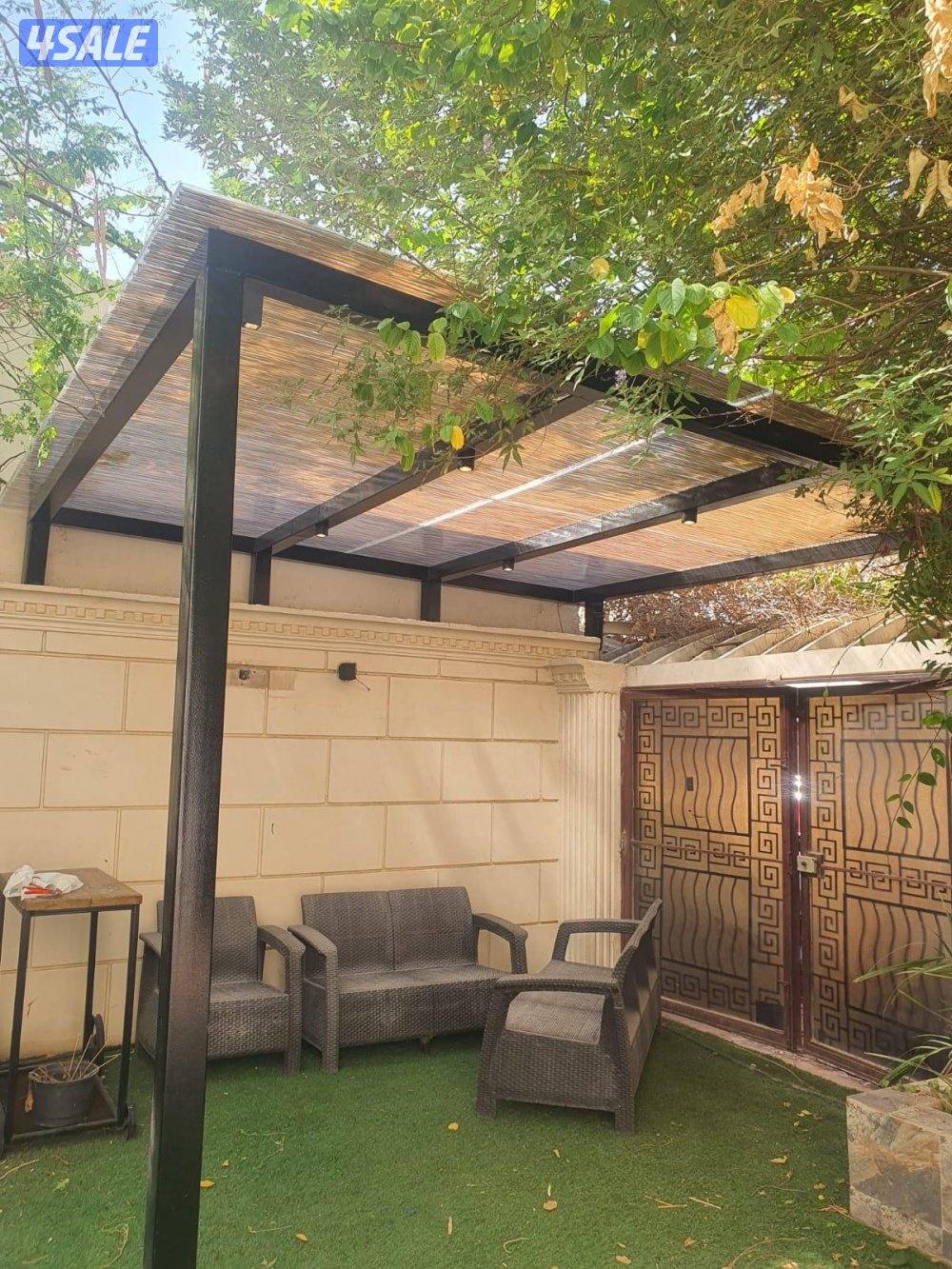 حداد ایراني حديد مشغول أواب درابزين أسوار تركيب مظلات خشبي3