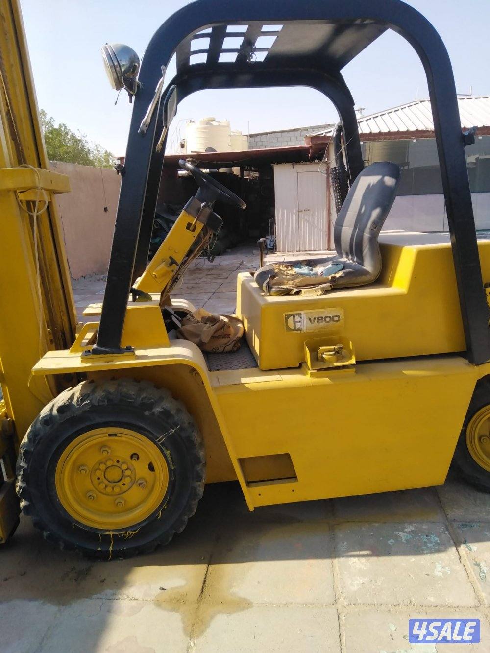 للبيع رافعه فور كلفت 5 طن  نوعها كتربلر1