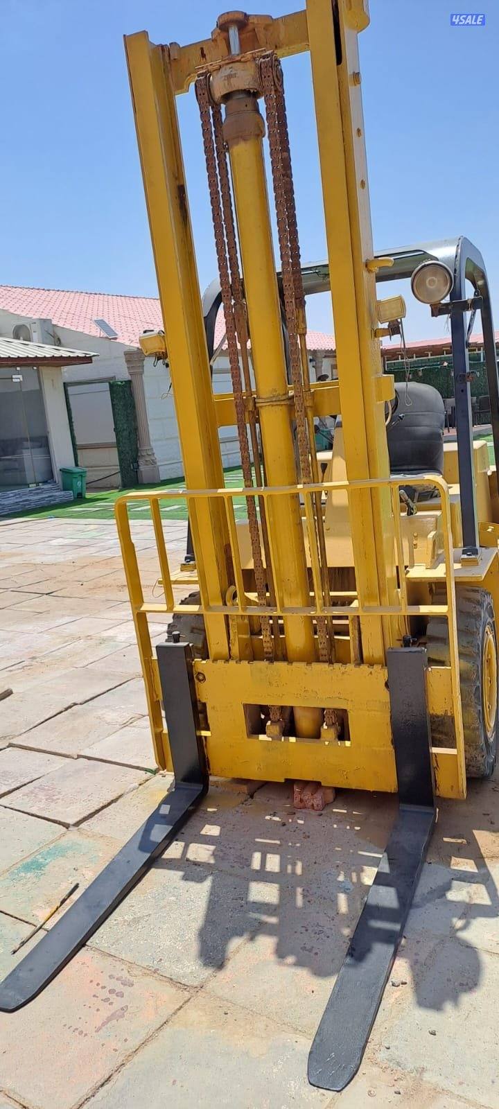 للبيع رافعه فور كلفت 5 طن  نوعها كتربلر2