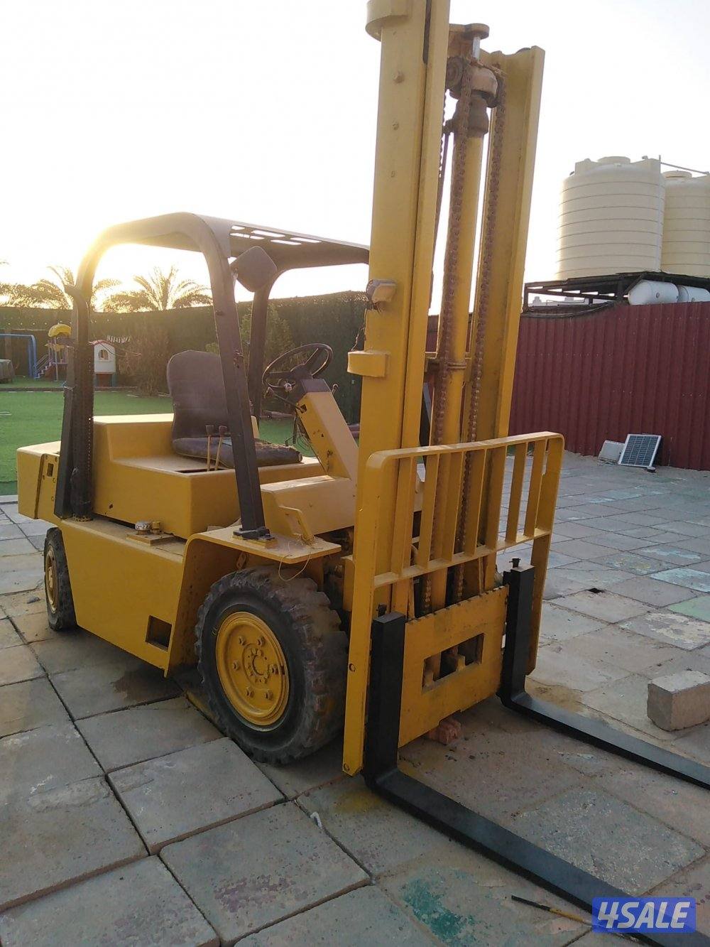 للبيع رافعه فور كلفت 5 طن  نوعها كتربلر3