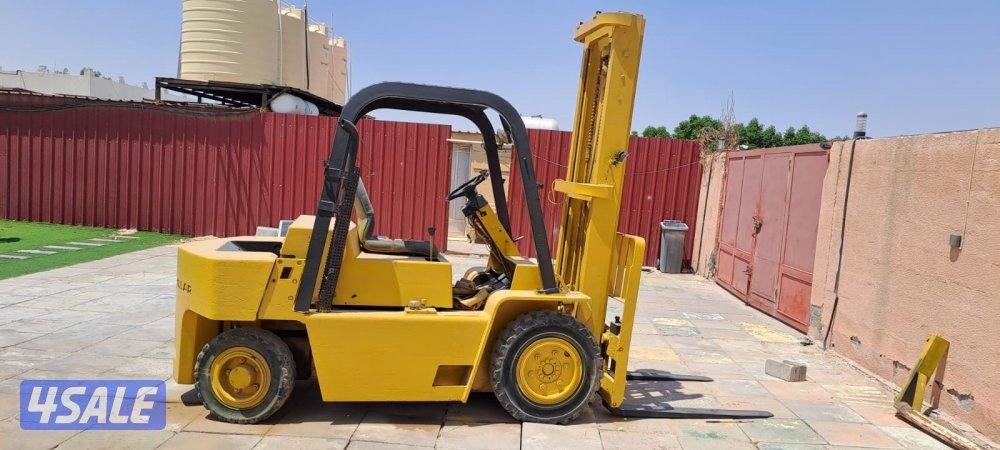 للبيع رافعه فور كلفت 5 طن  نوعها كتربلر4