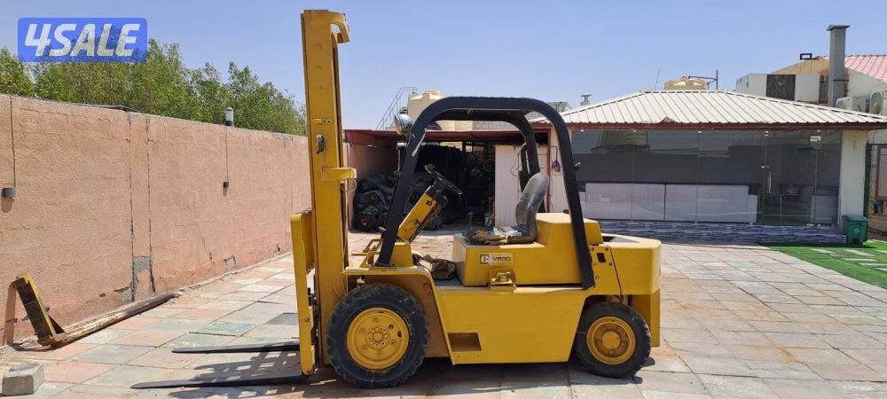 للبيع رافعه فور كلفت 5 طن  نوعها كتربلر6