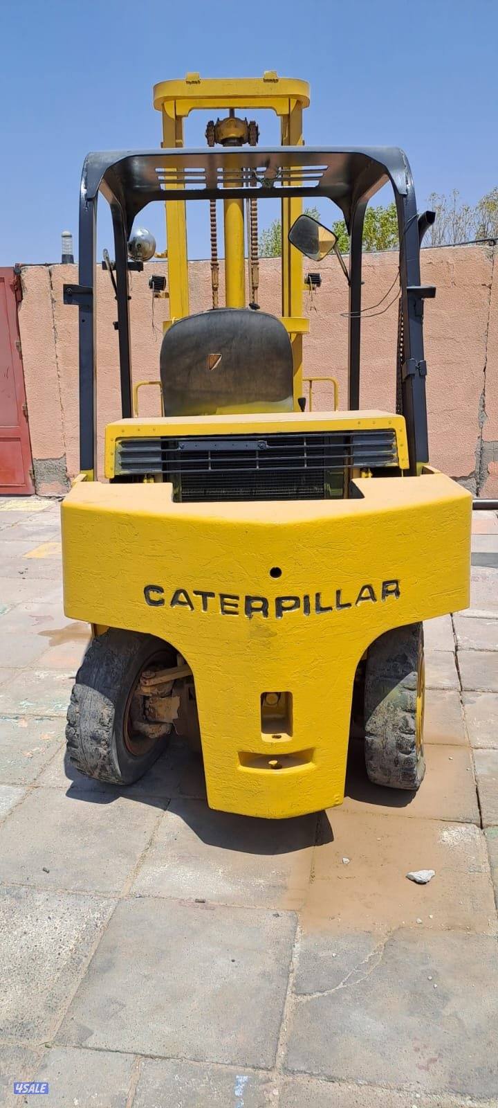 للبيع رافعه فور كلفت 5 طن  نوعها كتربلر7