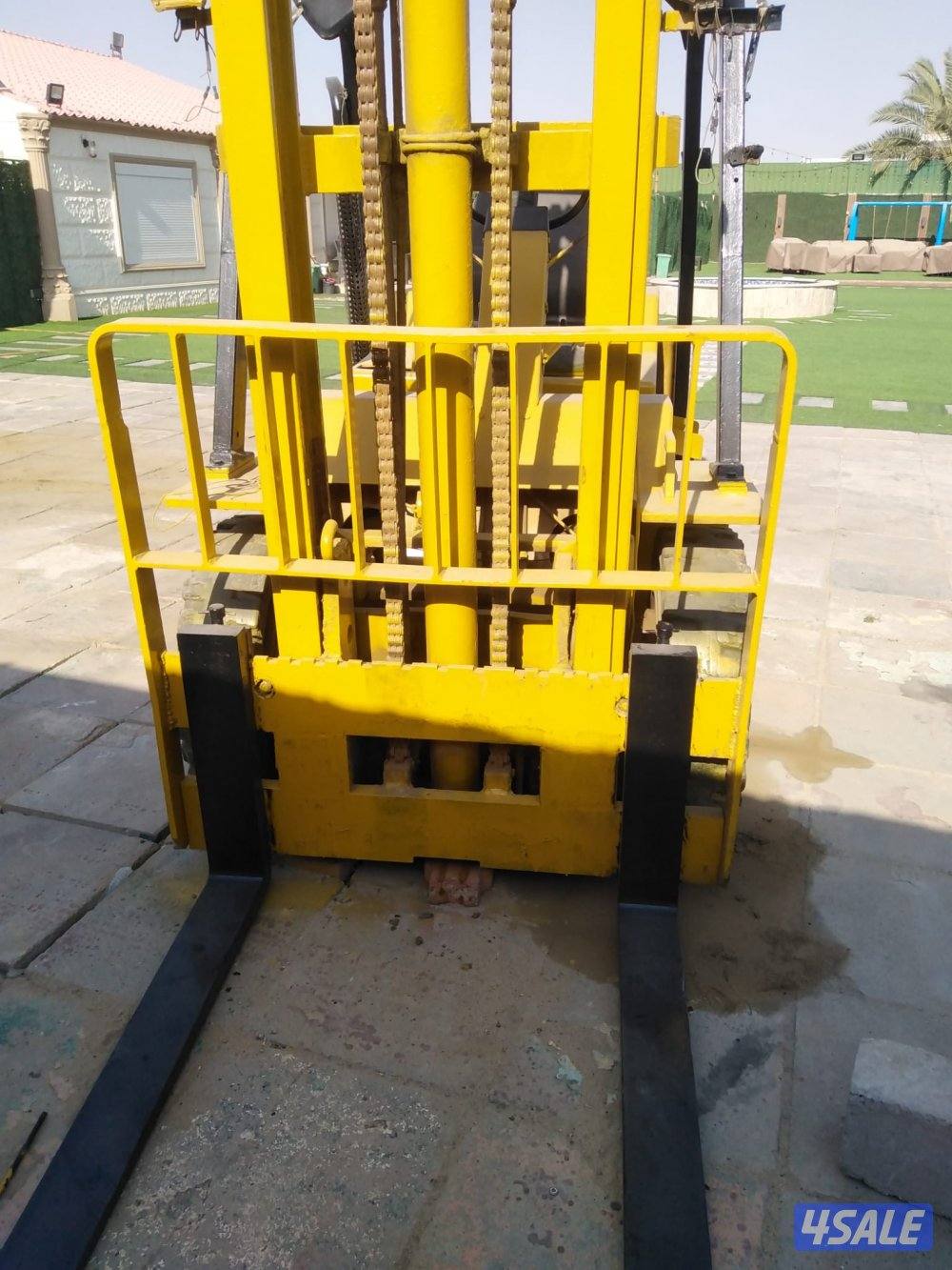 للبيع رافعه فور كلفت 5 طن  نوعها كتربلر8