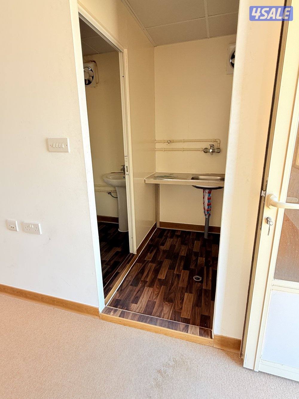 للبيع شاليه ٤/٦ غرفه وحمام ومطبخ مستخدم شهر3