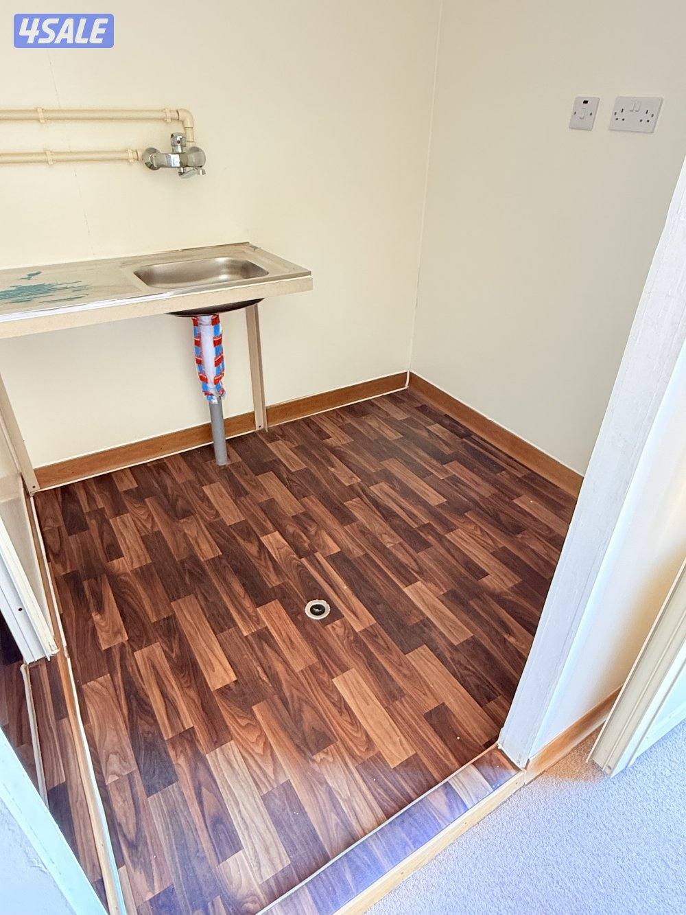 للبيع شاليه ٤/٦ غرفه وحمام ومطبخ مستخدم شهر4