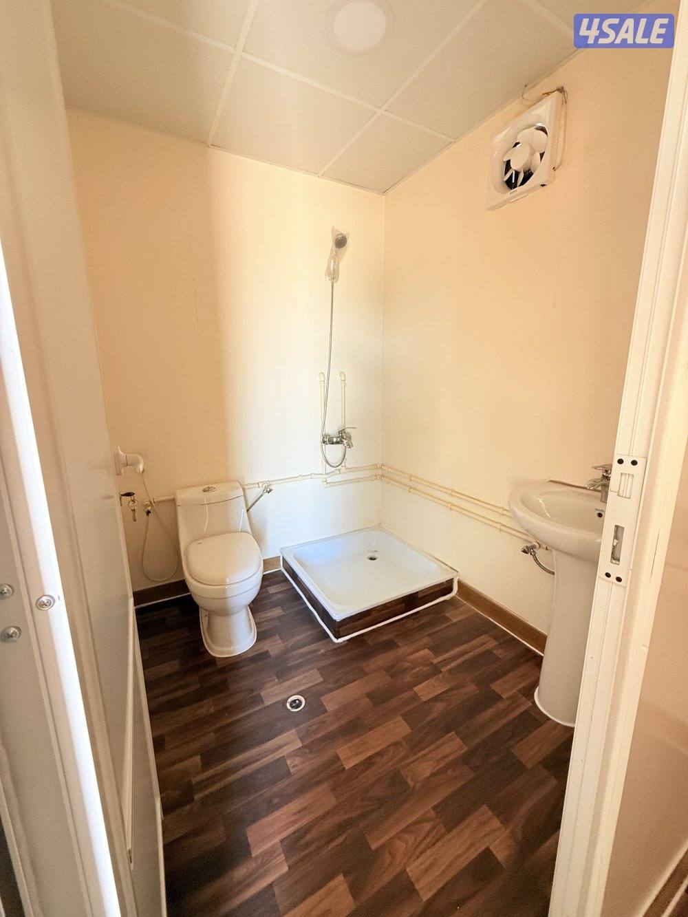 للبيع شاليه ٤/٦ غرفه وحمام ومطبخ مستخدم شهر5