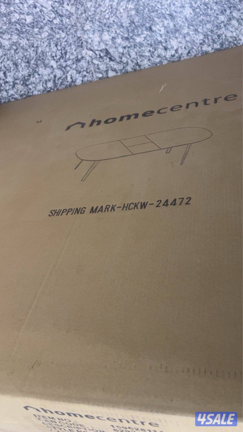 طاولة طعام بدون كراسي مو مستعمله من هوم سنتر تكفي 8 اشخاص0