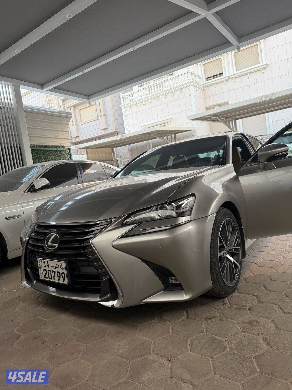 للبيع لكزس مالك اول ممشى قليل1