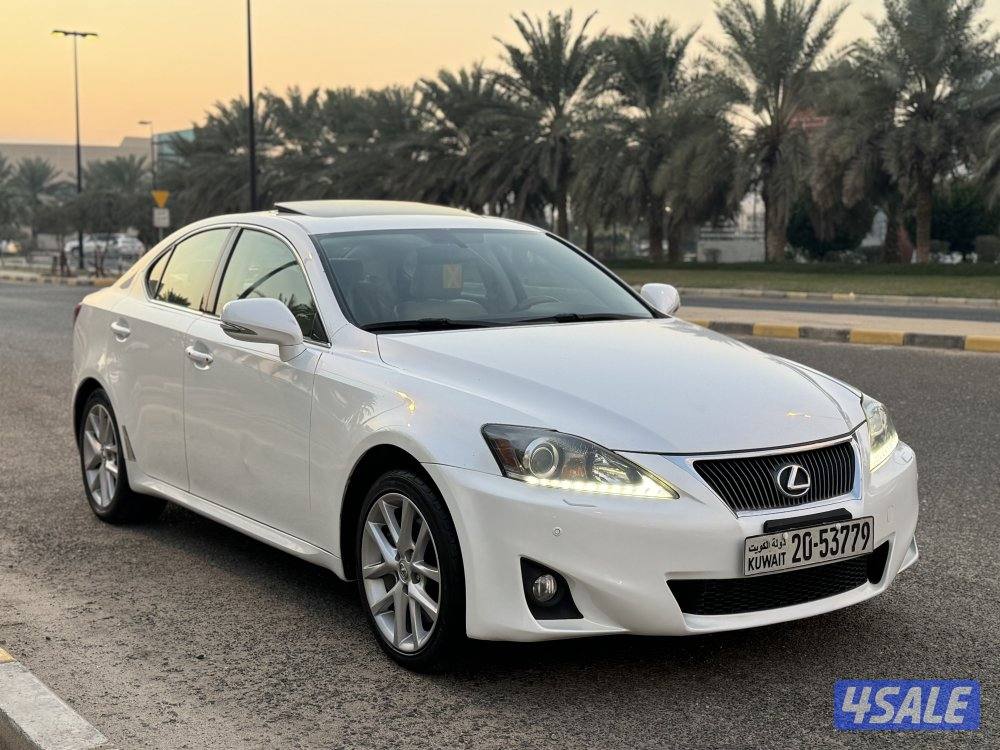 لكزس IS300 موديل 2012 بحاله ممتازه جدا1