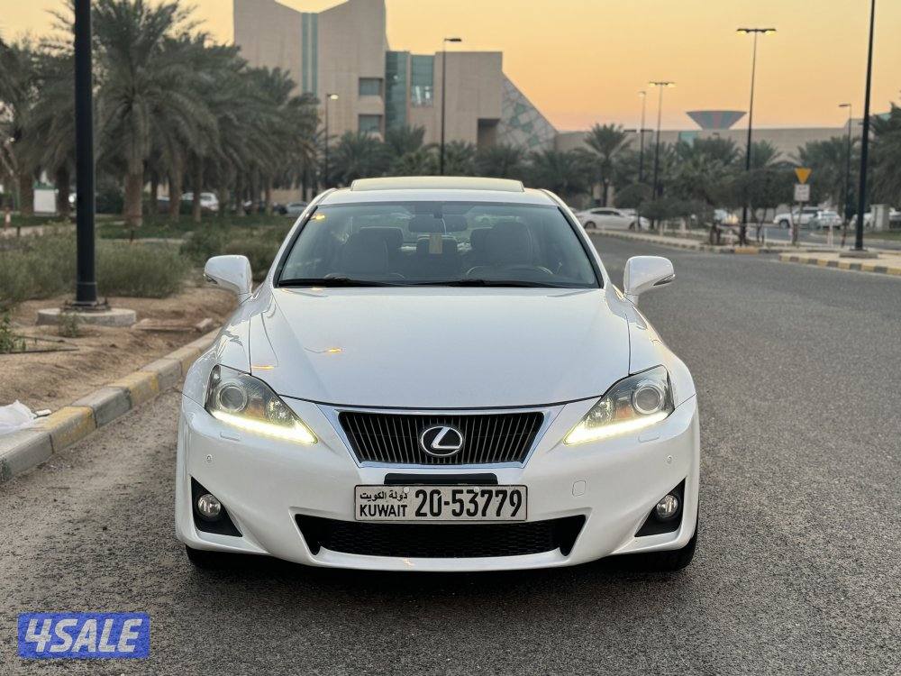 لكزس IS300 موديل 2012 بحاله ممتازه جدا2