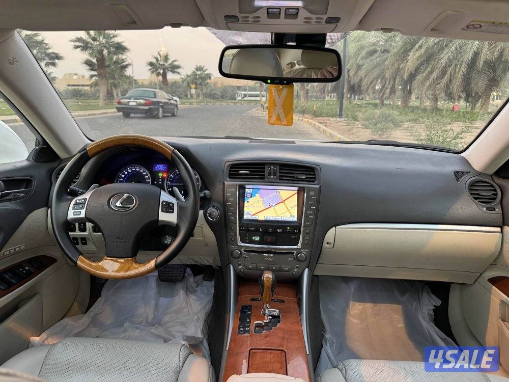 لكزس IS300 موديل 2012 بحاله ممتازه جدا5