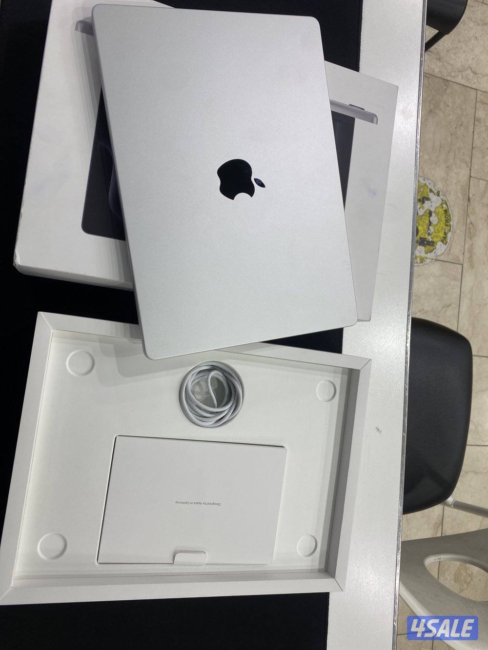 Macbook pro M4 mint condition like new only 8 cycle battary 100 %1