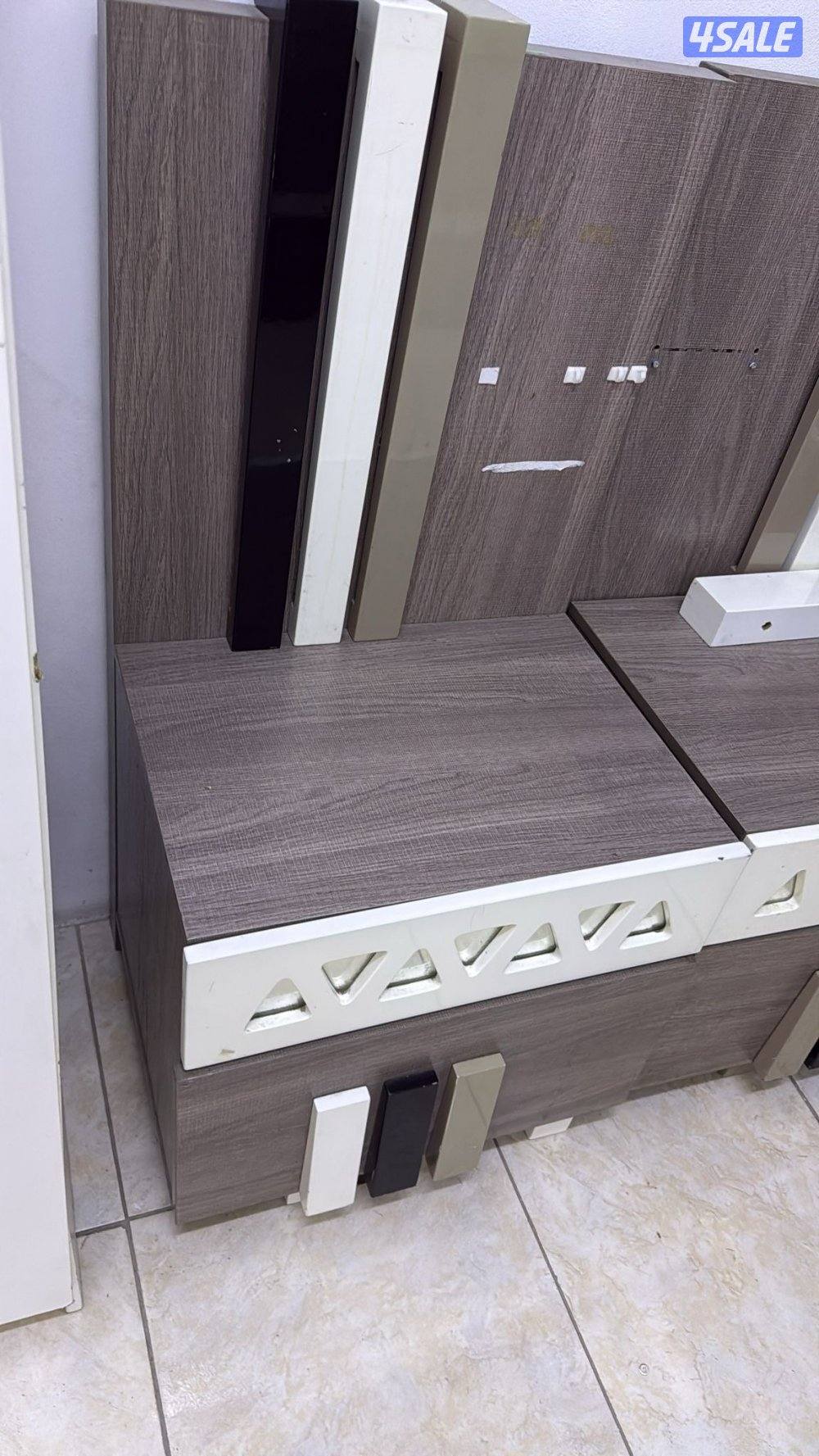 سرير و٢ طاولات جانبيات للبيع2