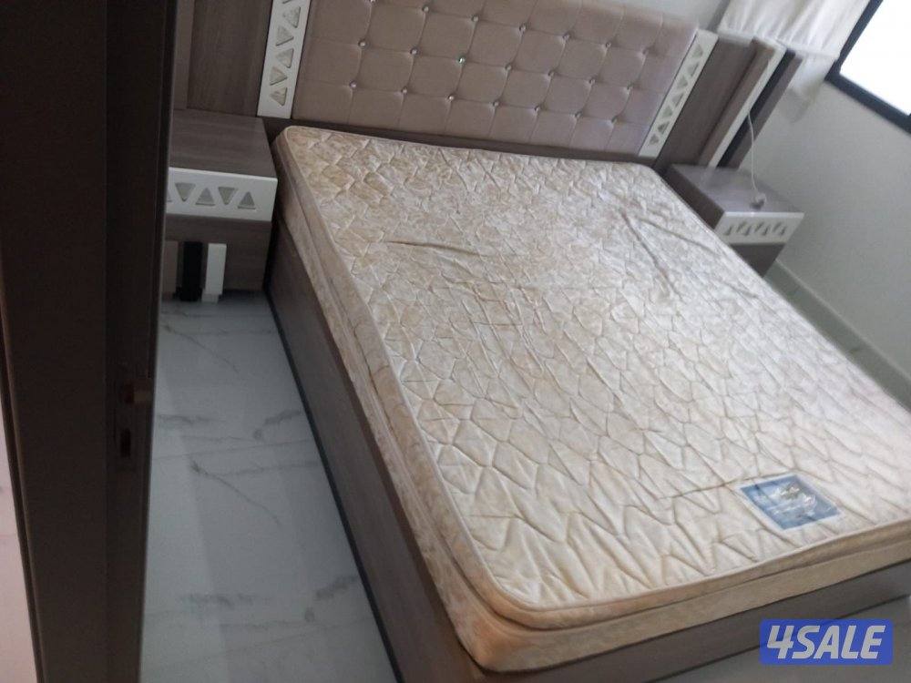 سرير و٢ طاولات جانبيات للبيع1