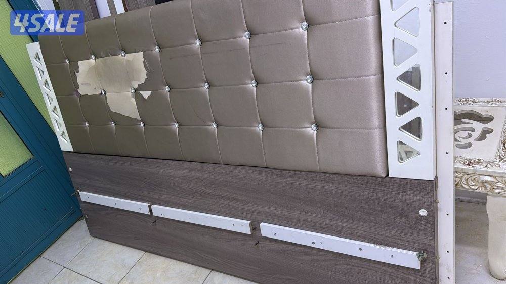 سرير و٢ طاولات جانبيات للبيع3