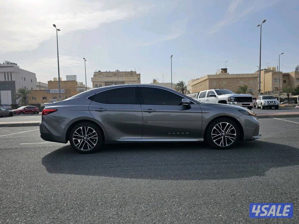 Toyota Camry GLE 20255