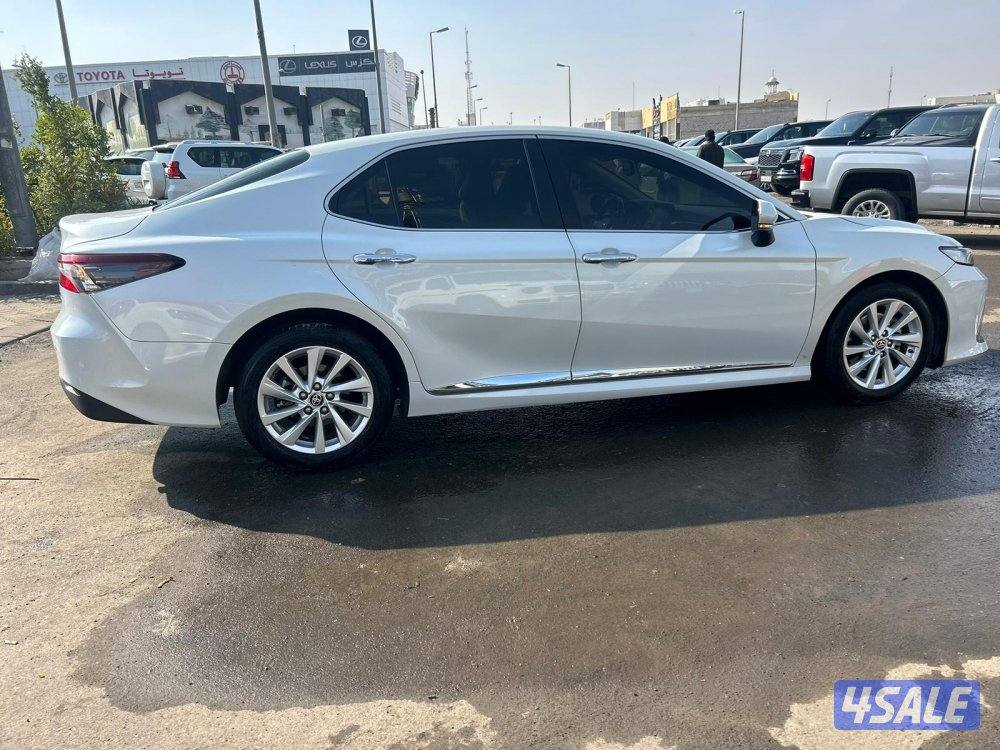 تويوتا  كامرى V4 -GLE موديل 2023 ماشى 82.000 k.m3