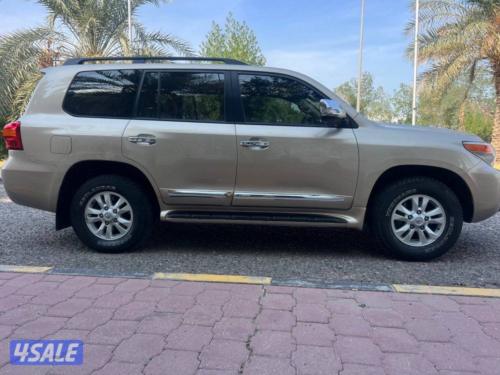 لاندكروز موديل ٢٠١٢الساير ماشي ٢٣٠الف صبغ وكاله ماعدا قطعه ٨سلندر4