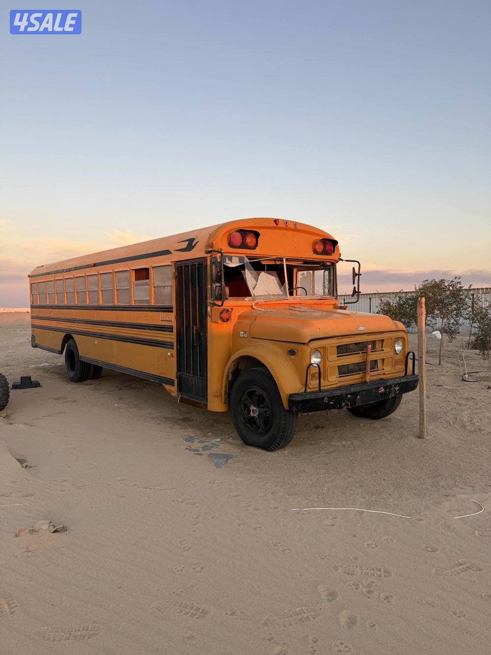 للبيع باصين بوعرام واحد فيه مكينه وقير وواحد بدون ٥٨ راكب مفرغين كراسي0