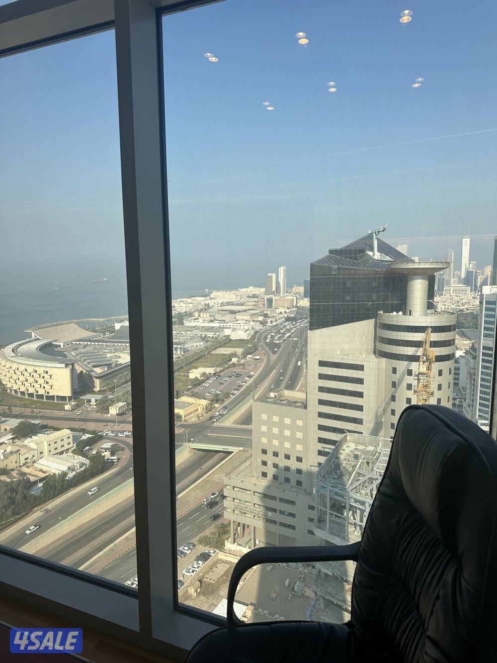 مكتب دور كامل للايجار 4 أرقام أليه في منطقة القبلة على البحر موقع مميز1