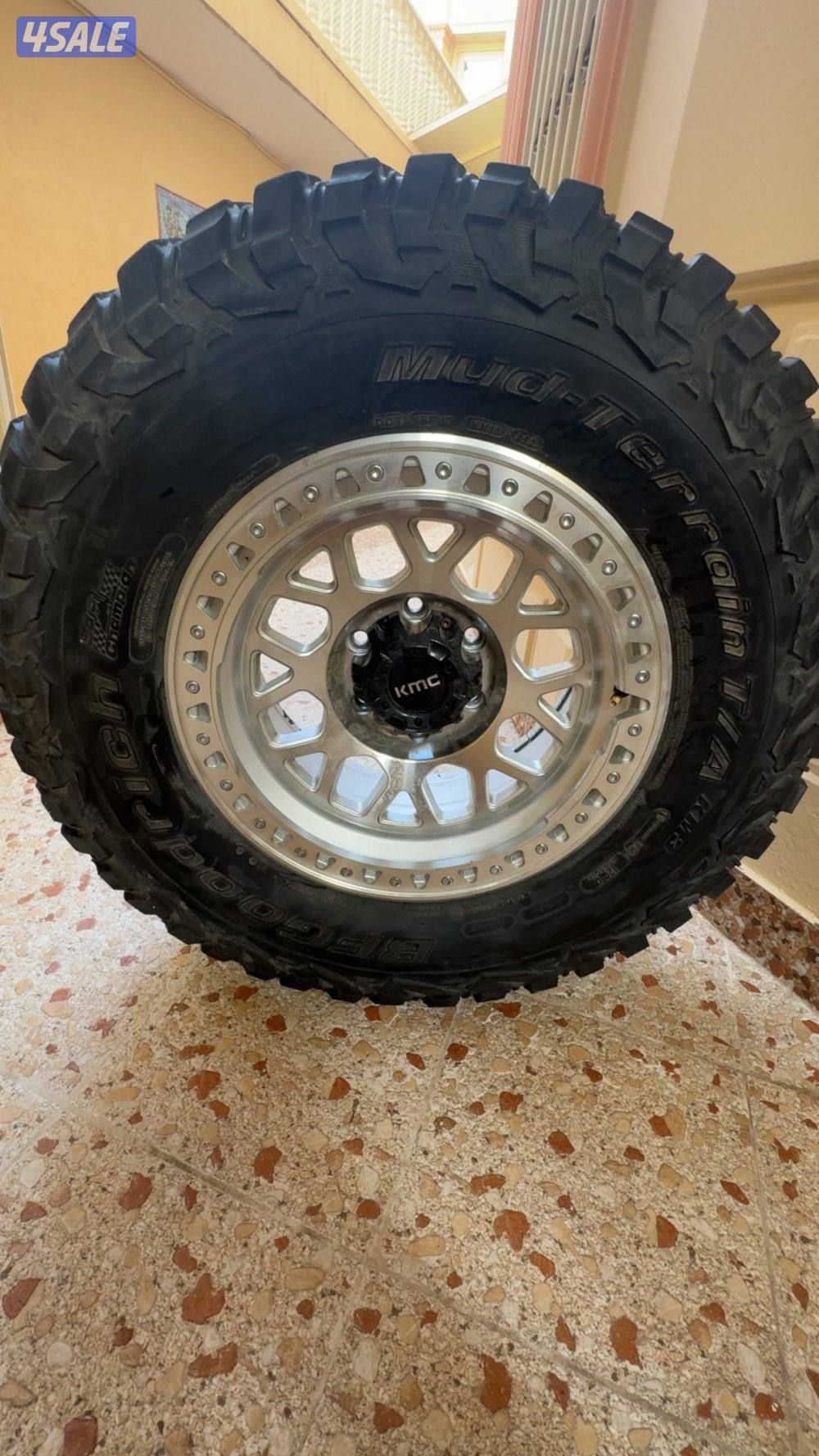 للبيع رنقات KMC وارد قطر حجم ١٧ معاهم تواير فل حجري ٣٣3