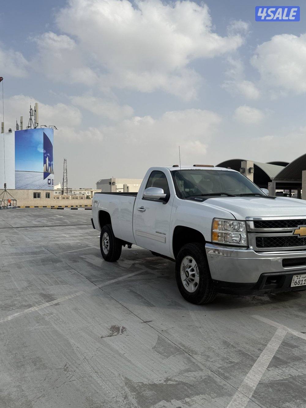 للبيع وانيت سلفرادو 2500HD8