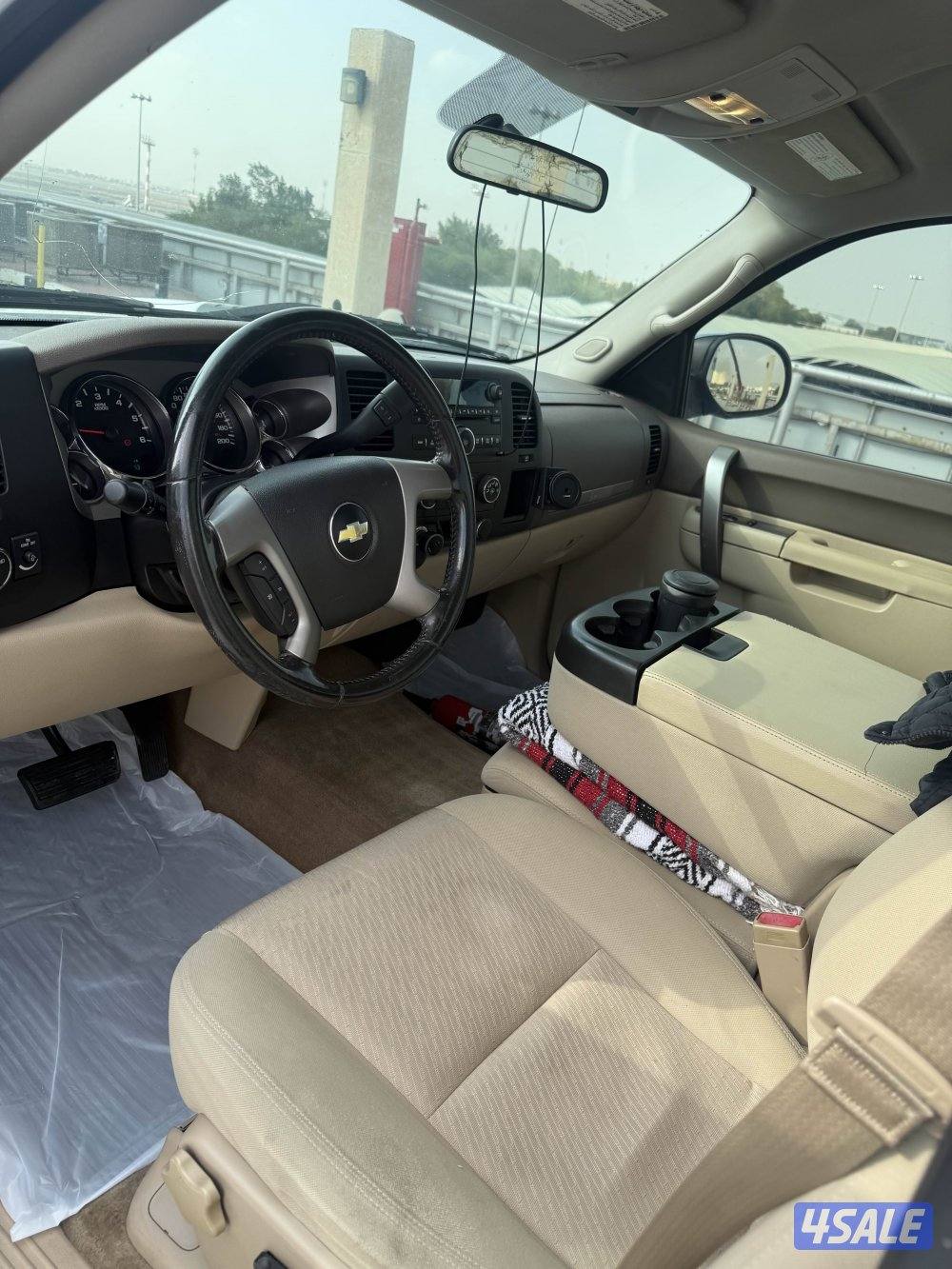 للبيع وانيت سلفرادو 2500HD9