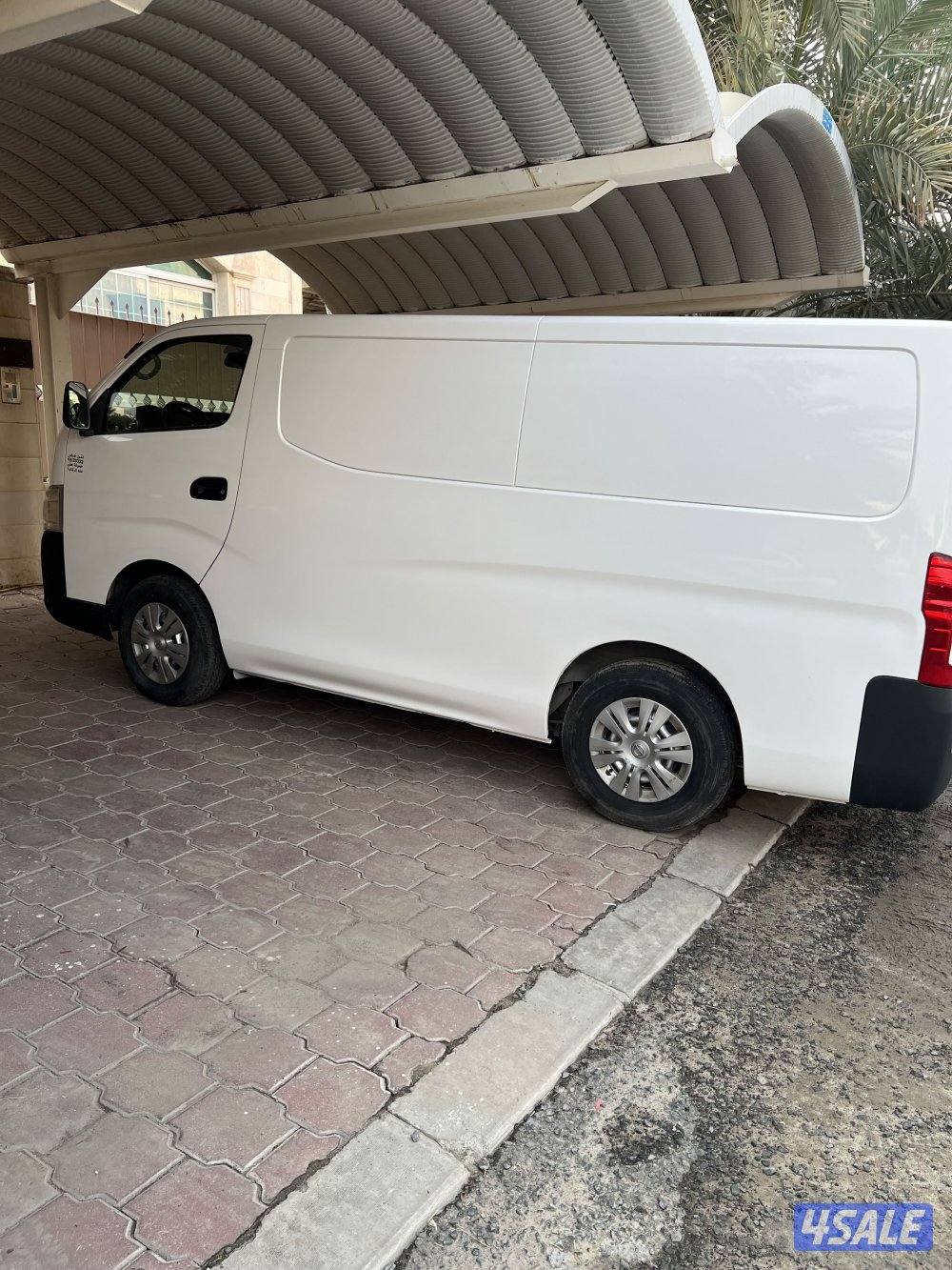 باص مغلق . موديل ٢٠١٤ ماشي 138,000km3