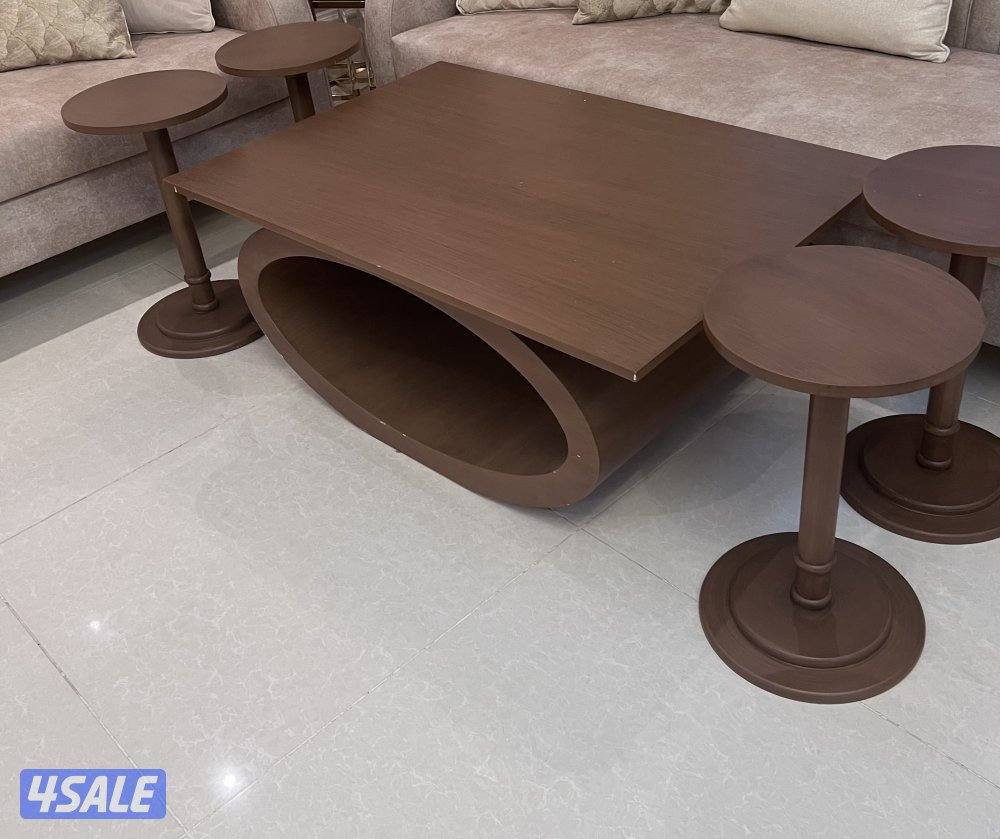 طاوله وسط مع أربع طاولات0