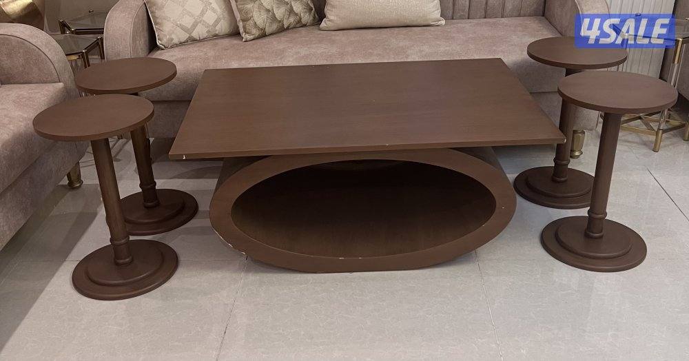 طاوله وسط مع أربع طاولات1