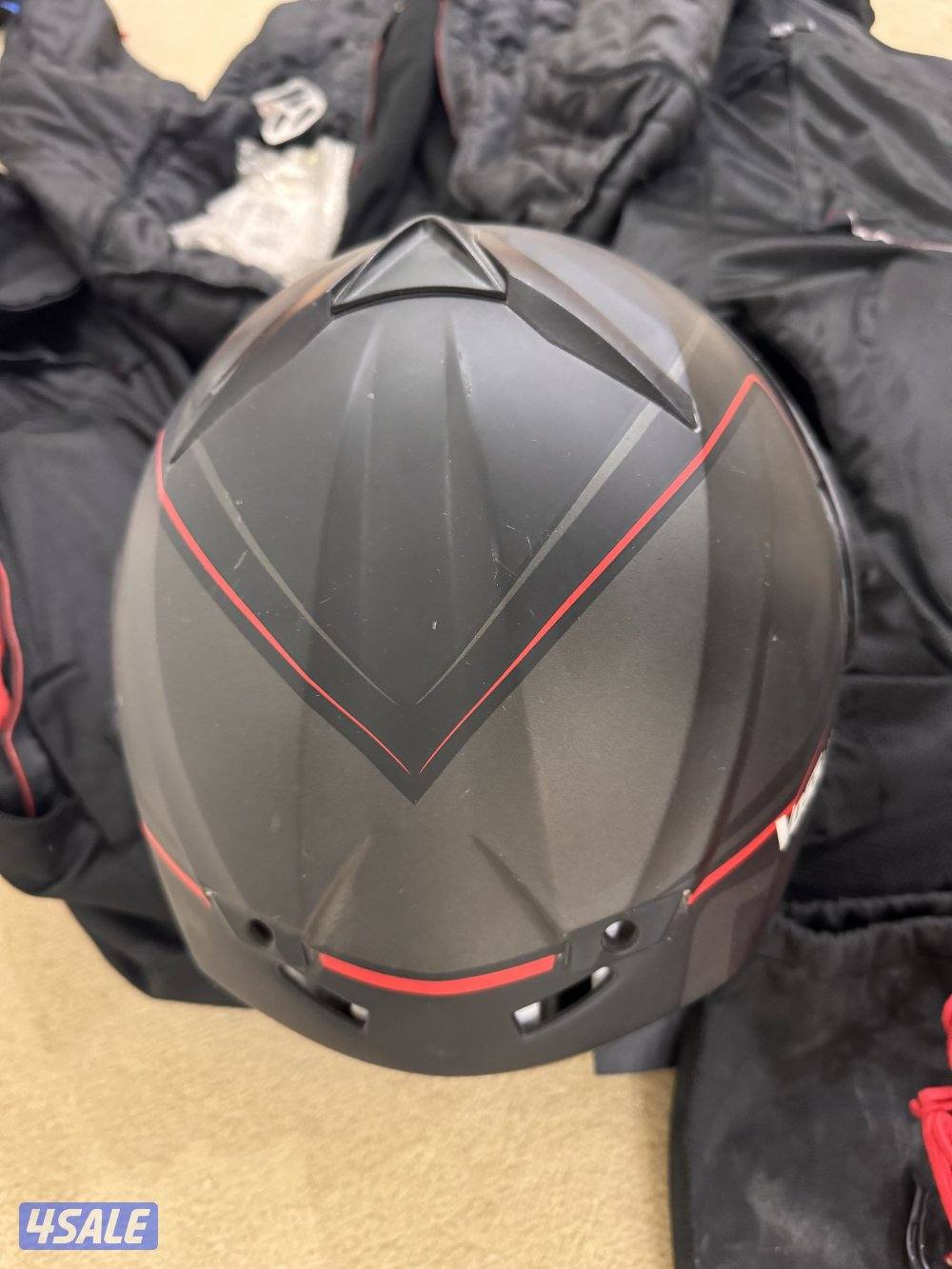 (خوذه مع سماعات راكبه وجاكيت سيفتي) اصليين ونظاف DoT6