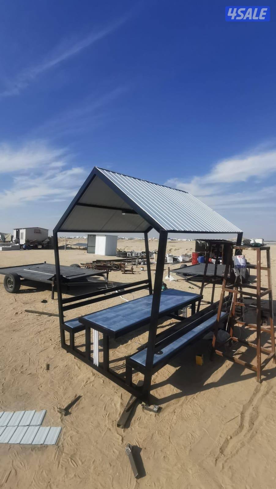 حمام متنقل افرنجي وشاور جديد اللون ابيض وطاوله مع كراسي  قابل للمساومه0