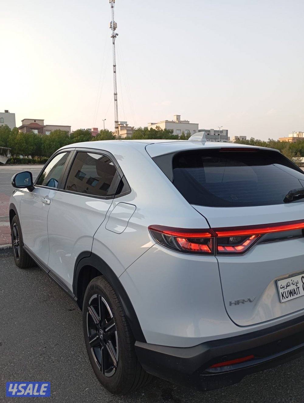 سيارة HR-V ماشية ١٣ الف شبه جديدة تحت الكفاله وارد الكويت المالك الاول0