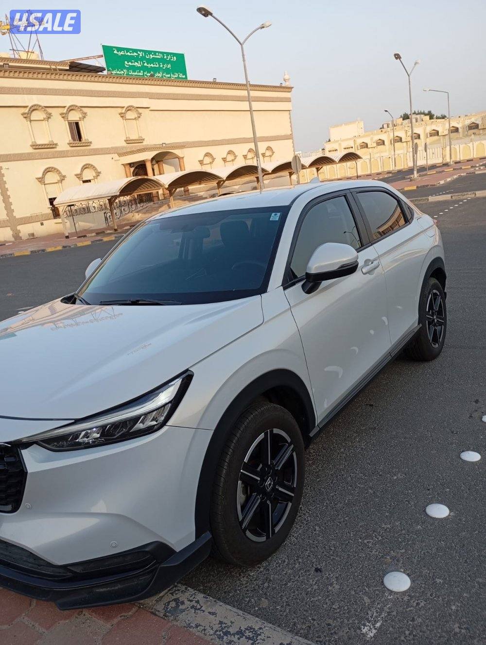 سيارة HR-V ماشية ١٣ الف شبه جديدة تحت الكفاله وارد الكويت المالك الاول2