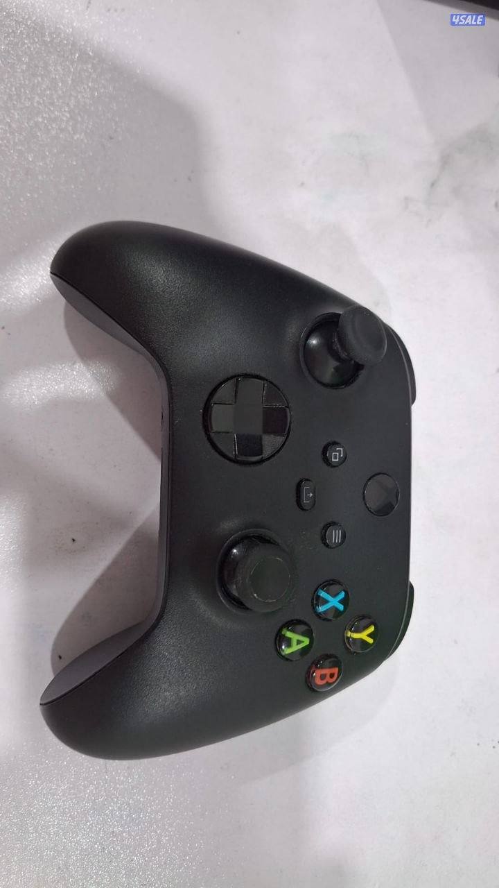 اكسبوكس سيريس اكس مع يد احترافية ويده الأصلية قيرها اليسار مكسور ويجي5
