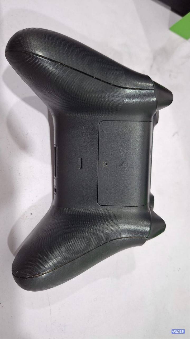 اكسبوكس سيريس اكس مع يد احترافية ويده الأصلية قيرها اليسار مكسور ويجي6