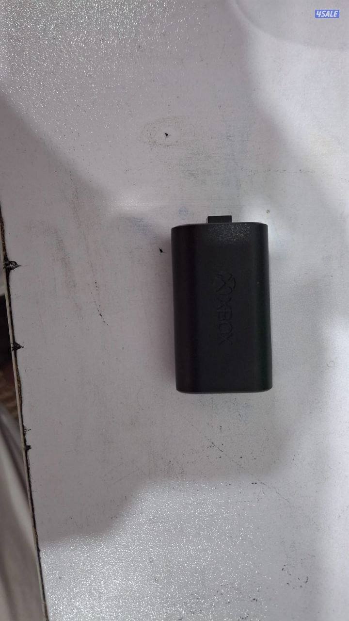 اكسبوكس سيريس اكس مع يد احترافية ويده الأصلية قيرها اليسار مكسور ويجي7