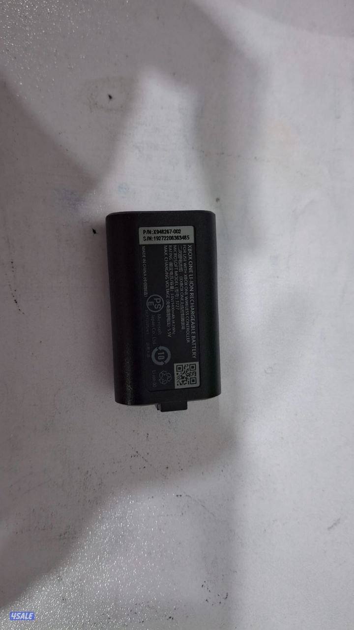 اكسبوكس سيريس اكس مع يد احترافية ويده الأصلية قيرها اليسار مكسور ويجي8