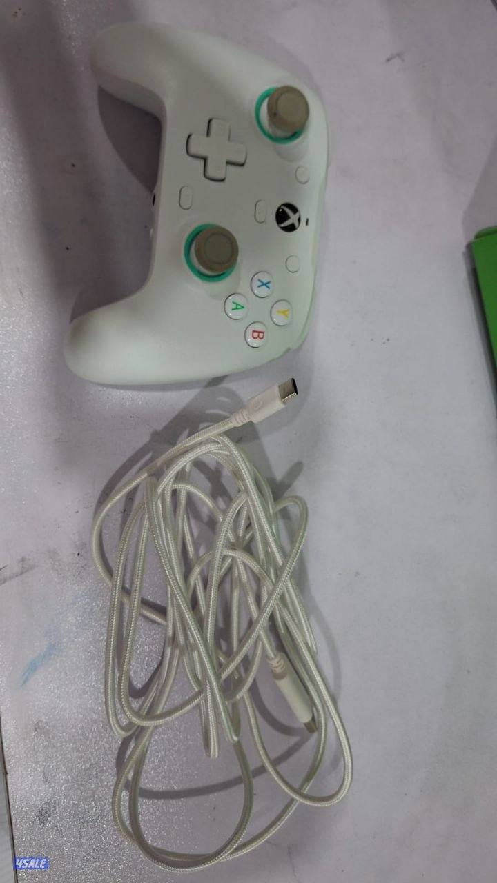 اكسبوكس سيريس اكس مع يد احترافية ويده الأصلية قيرها اليسار مكسور ويجي13