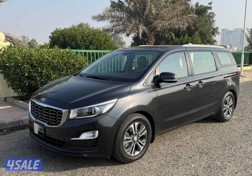 للبيع كيا كرنفال موديل 20203