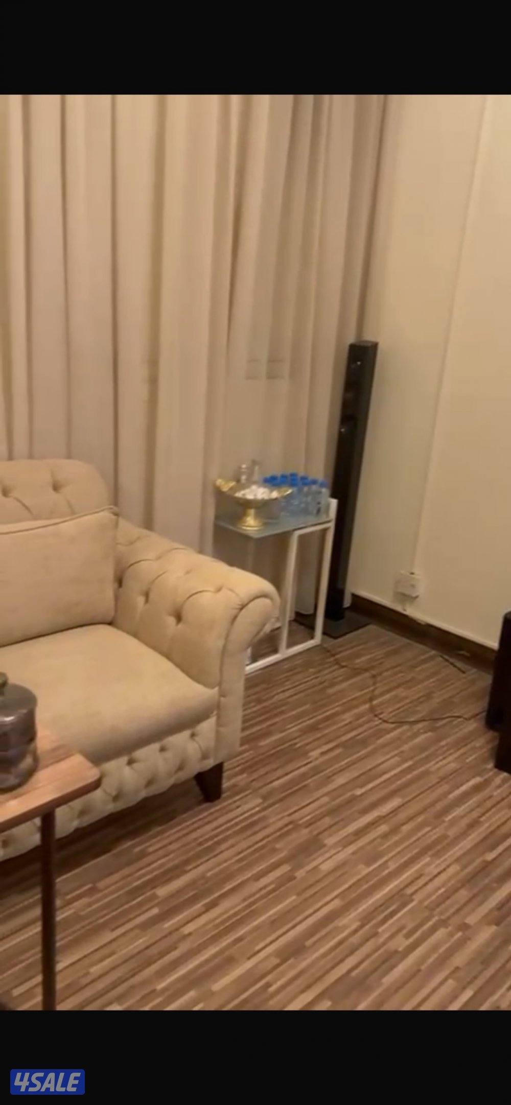 شقه للبيع مع العفش نوم ١ صاله كبيره غرفة طعام مطبخ حمام3