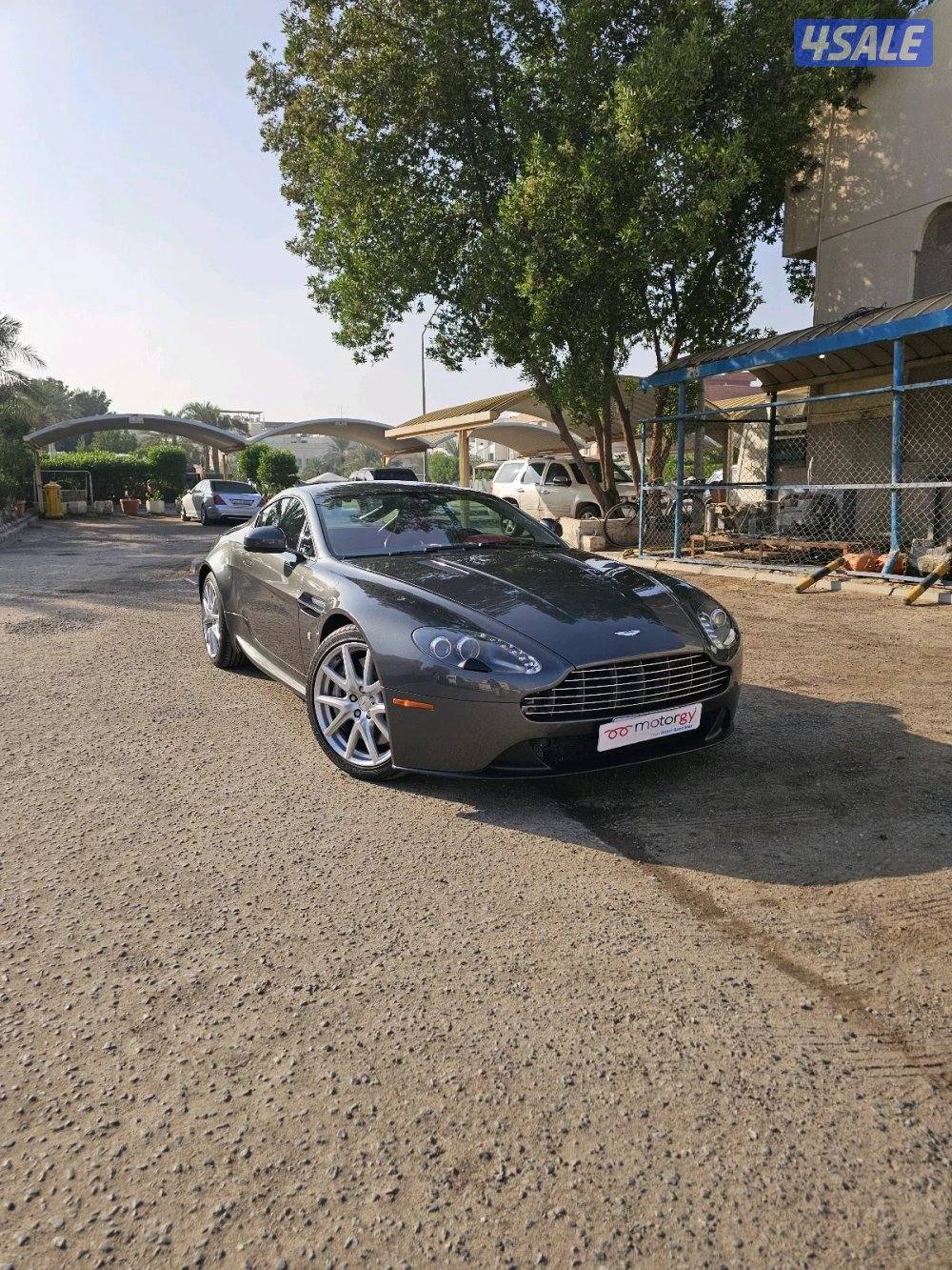 Aston martin vantage0