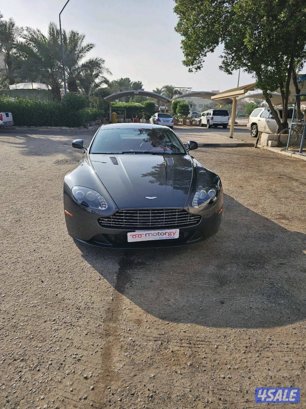 Aston martin vantage1