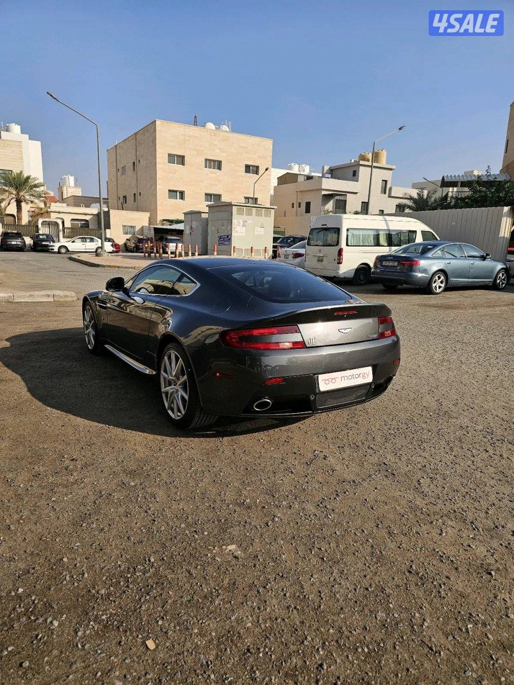 Aston martin vantage2