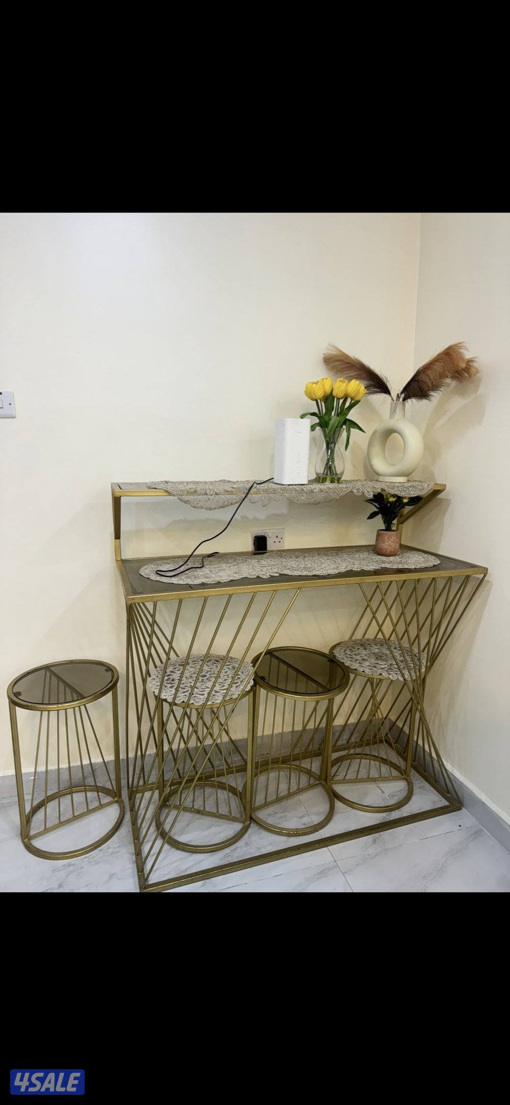 طاولتين استخدام نظيف ب 40 والنقل عليك المكان في الجهراء العيون0