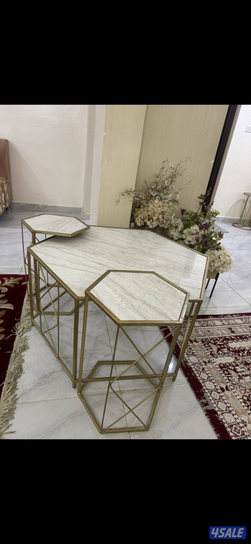 طاولتين استخدام نظيف ب 40 والنقل عليك المكان في الجهراء العيون1