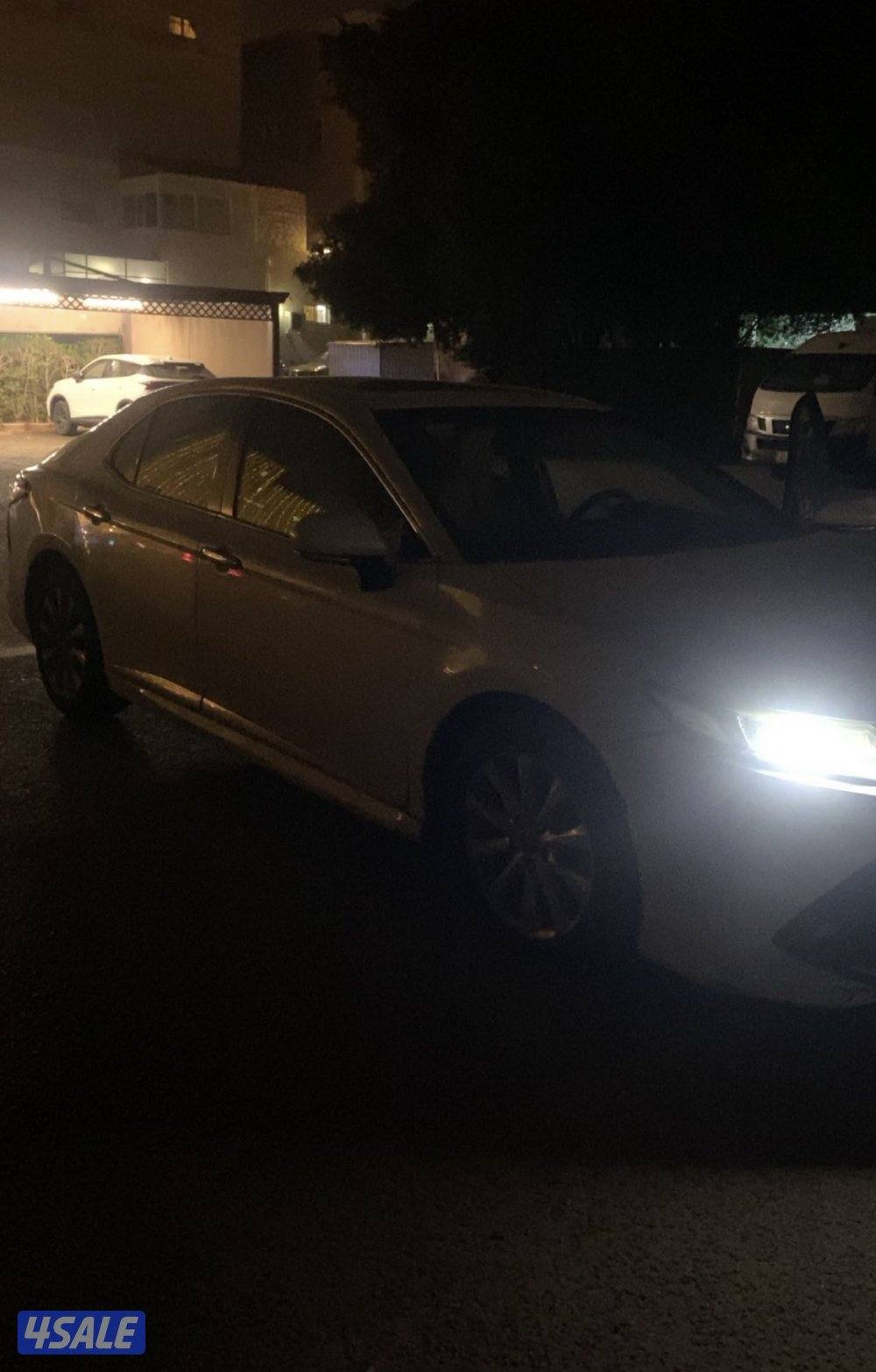 للبيع كامري 2018 ماشية 200 الف اللون ابيض0