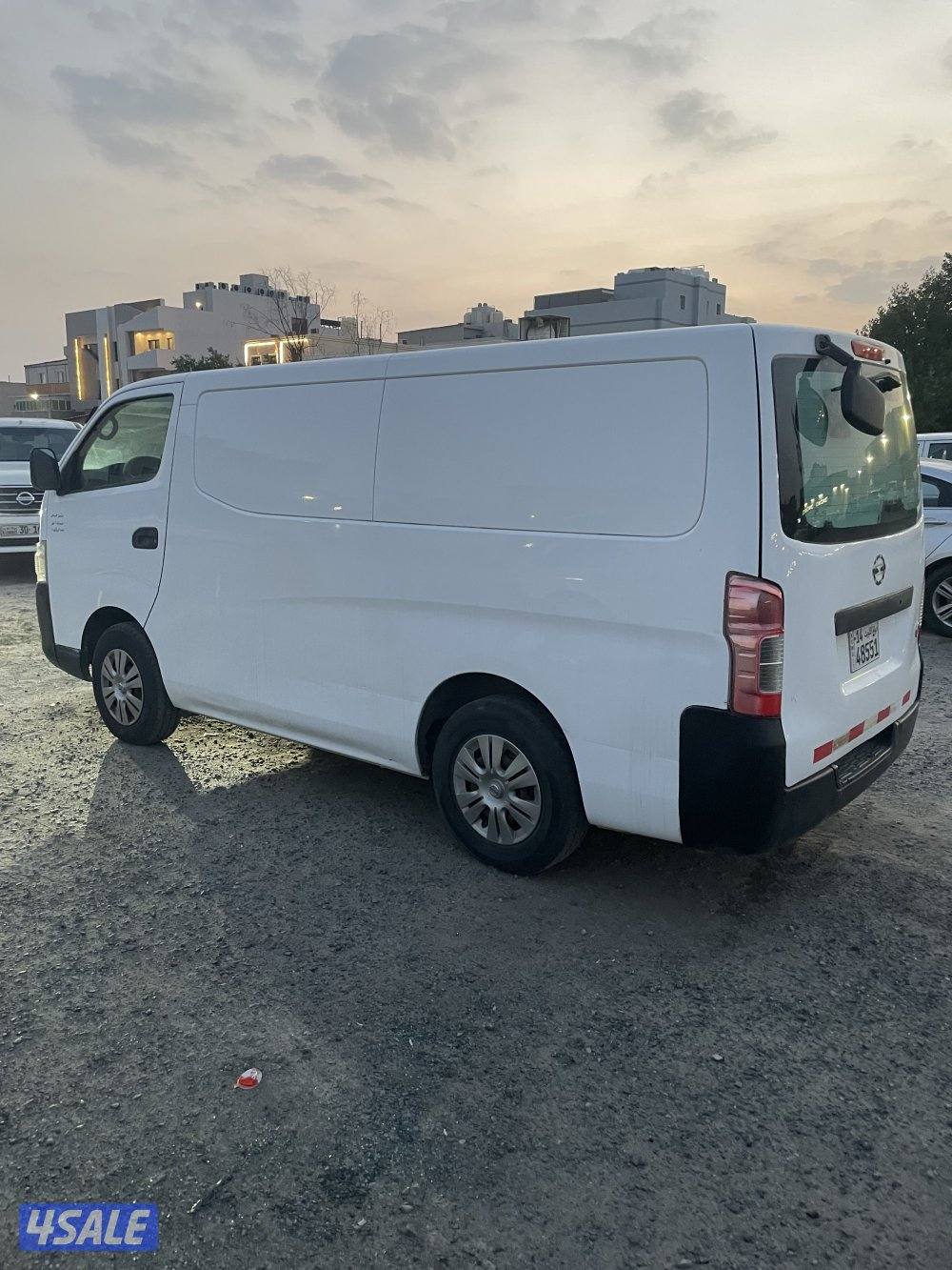 للبيع باص نيسان مقفل0