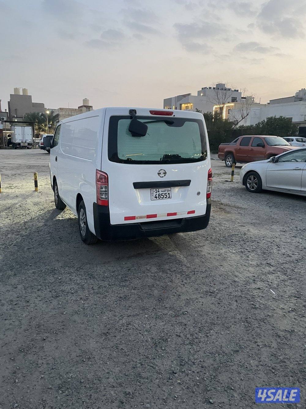 للبيع باص نيسان مقفل4